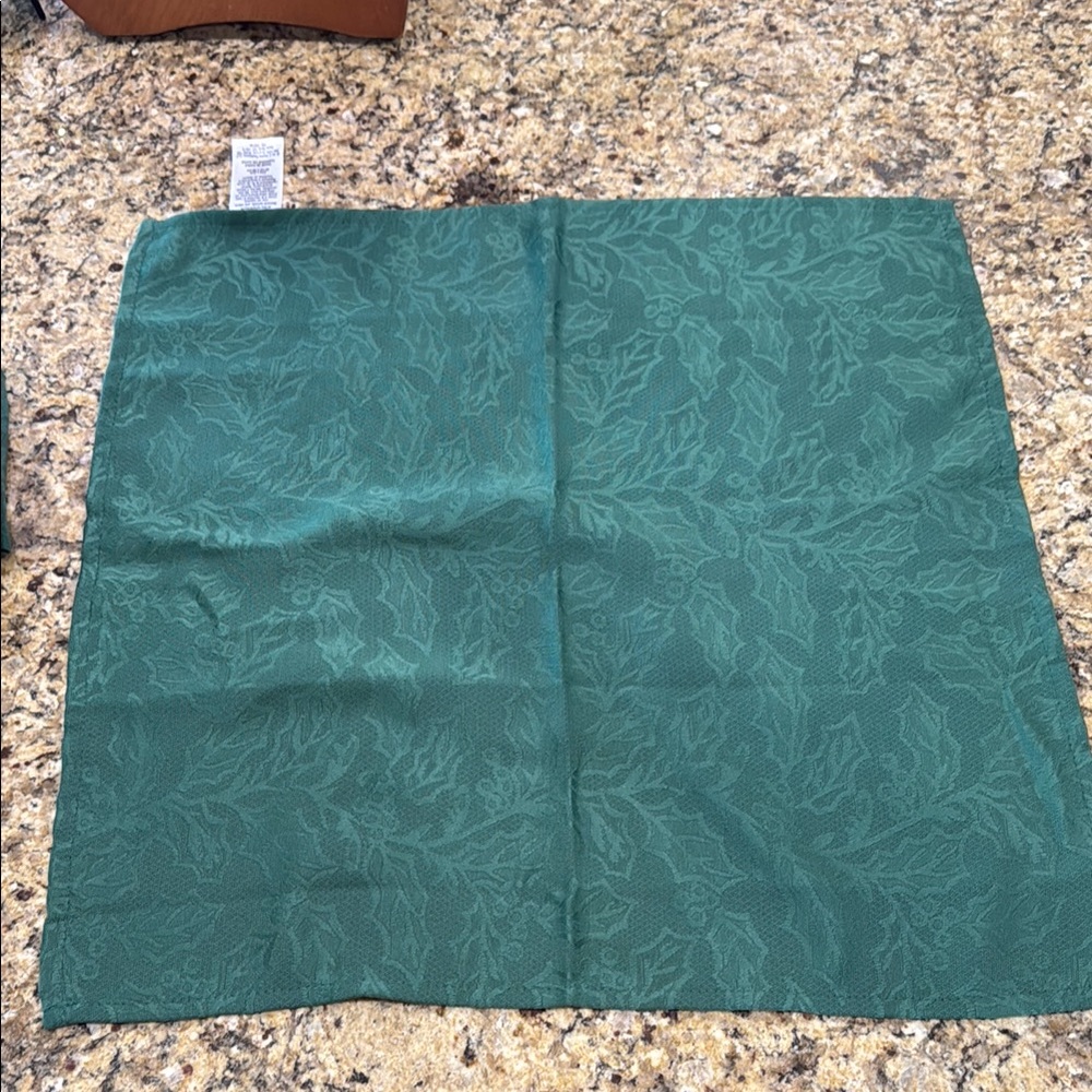 Set of 8 Waterford holly berry cloth napkins